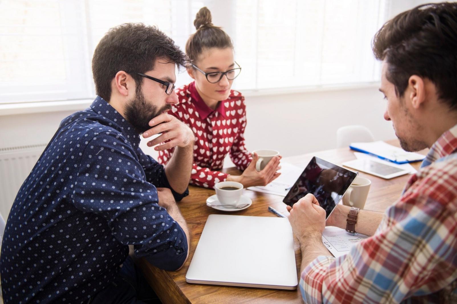 Professionelles Arbeitssetting mit Finanzunterlagen und Laptop