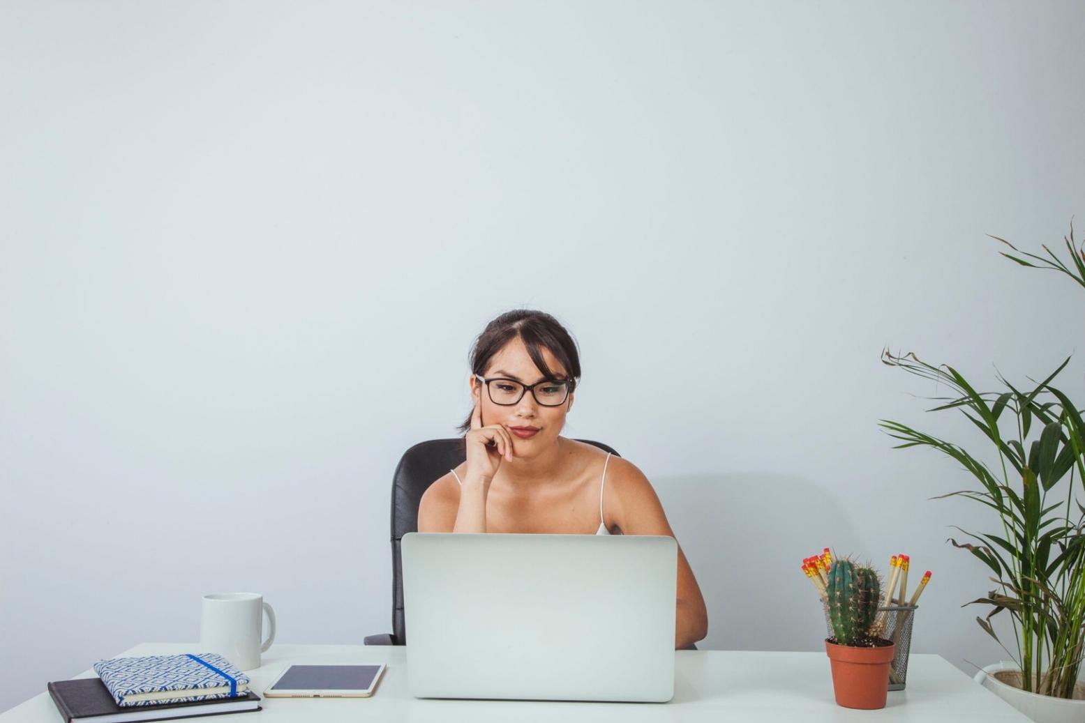 Moderner Arbeitsplatz mit Computer für Finanzplanung